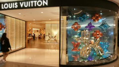LV Jeff Koons Window Display Balloon Dog